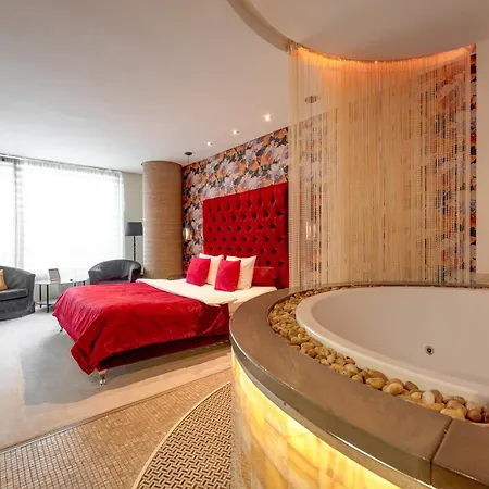 With Jaccuzi Apartment *